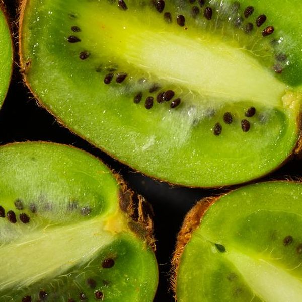 Przekrojone owoce kiwi