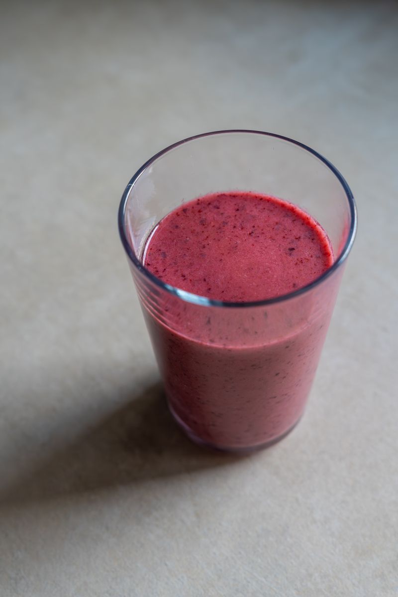 Szklanka fioletowego smoothie z owoców leśnych